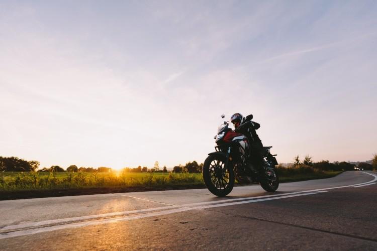 Policja do motocyklistów: kierowcy samochodów mogą was nie widzieć!