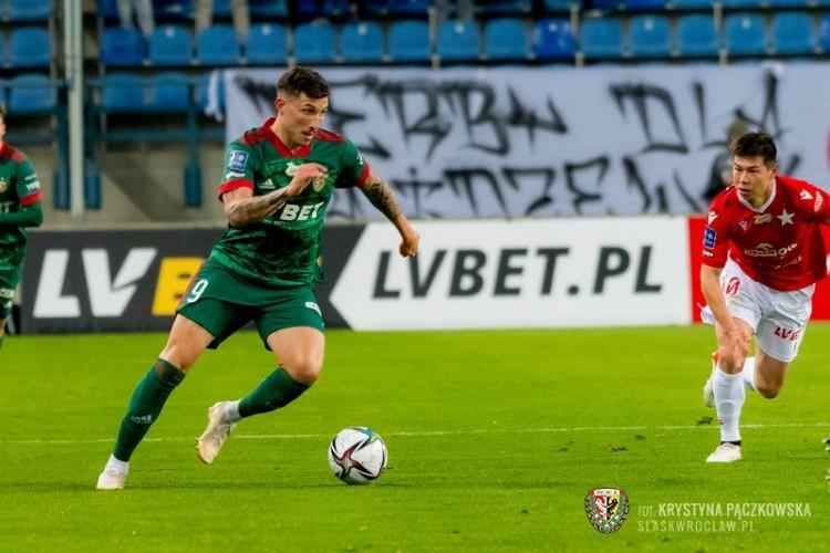 Erik Exposito wykartkowany na Stal Mielec. Śląsk musi załatać największą z możliwych dziur