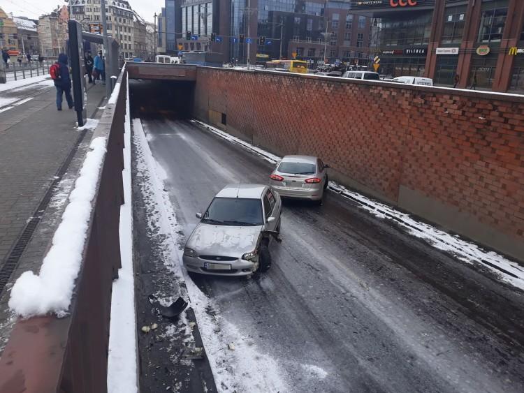 Kolizja w centrum Wrocławia. Nieprzejezdny był tunel przy Galerii Dominikańskiej [ZDJĘCIA]