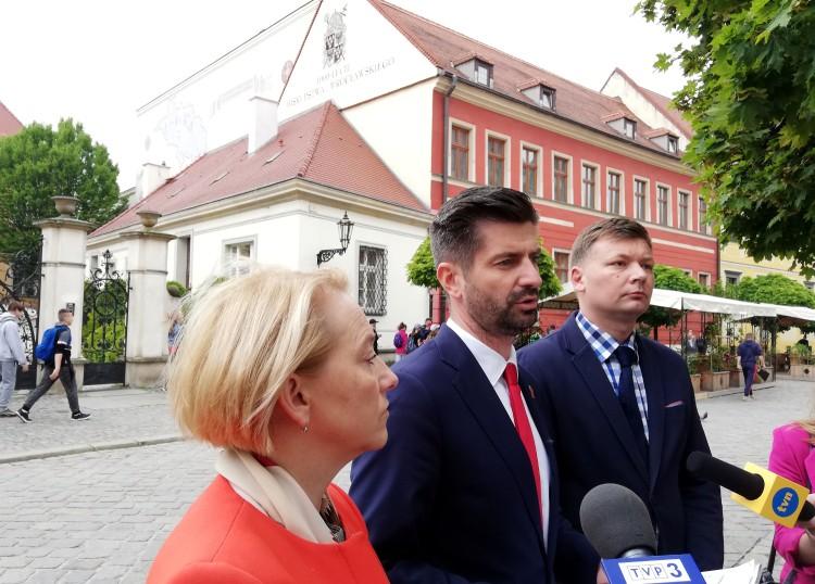 Wiosna Biedronia składa doniesienie na wrocławskiego biskupa. „Dlaczego wciąż nie widać prokuratorów wchodzących do parafii?”