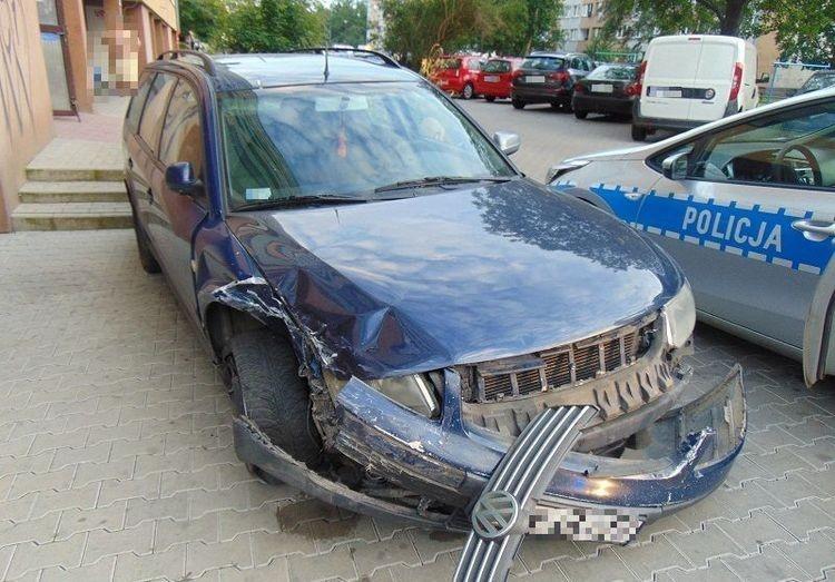 Wjechał w kilka samochodów. Był pijany [ZDJĘCIA]