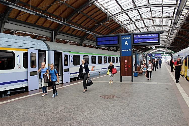 Koronawirus w pociągu Intercity z Wrocławia. Pasażerów szuka SANEPID