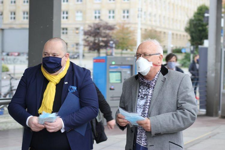 Akcja w autobusach i tramwajach. Profesor Simon będzie namawiał do noszenia maseczek