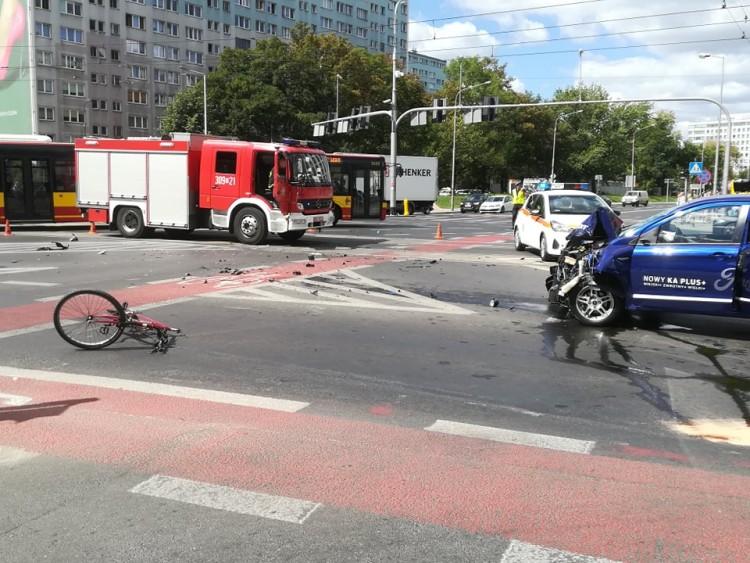 Ford wjechał w grupę ludzi i nie zatrzymał się. Kierowca wyhamował dopiero na autobusie MPK [ZDJĘCIA]