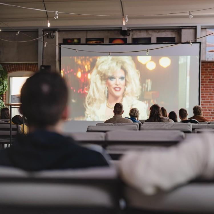 Oto kina plenerowe we Wrocławiu. Filmy pod chmurką całkowicie za darmo