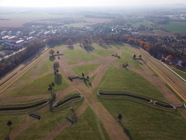 Jesienne porządki na torze wyścigowym Partynice. 200 ton skoszonej trawy! [ZDJĘCIA]
