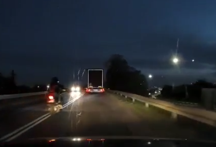 Motocyklista jedzie na trzeciego. Nagle zza łuku wyjeżdża auto [FILM]