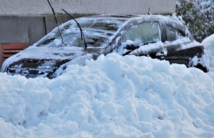 Nawet 3000 zł za jazdę ze śniegiem na dachu auta. Ogromne podwyżki zimowych mandatów