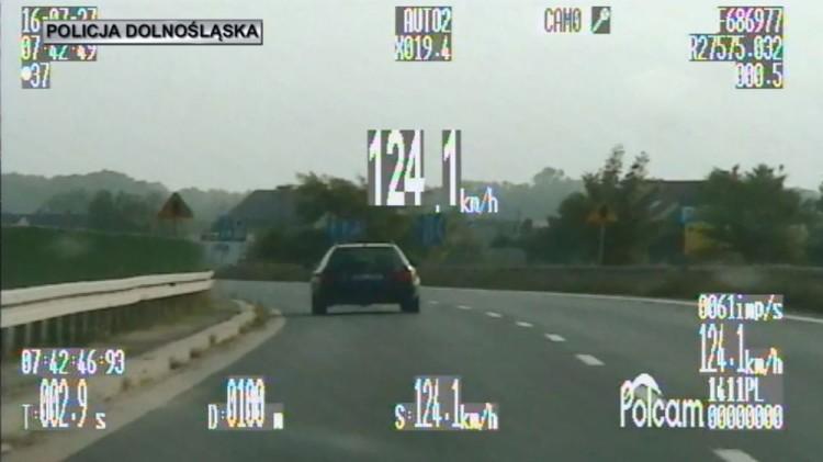 Pędził 124 km/h na podwójnym gazie (WIDEO)