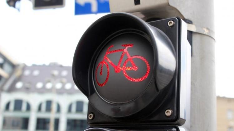 Czy rowerzysta może jechać ulicą, gdy obok ma ścieżkę rowerową?