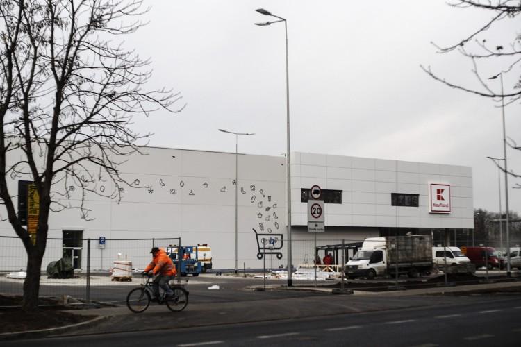 Tutaj powstaje nowy supermarket z dużym parkingiem [ZDJĘCIA]