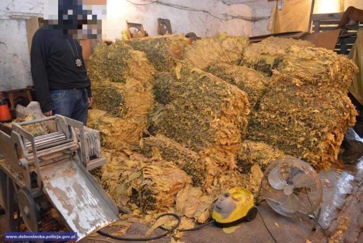 Produkowali nielegalne papierosy, wpadli na gorącym uczynku