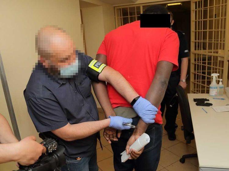Nigeryjscy oszuści z portali randkowych w rękach policji. Wykorzystywali samotne kobiety [ZDJĘCIA, WIDEO]