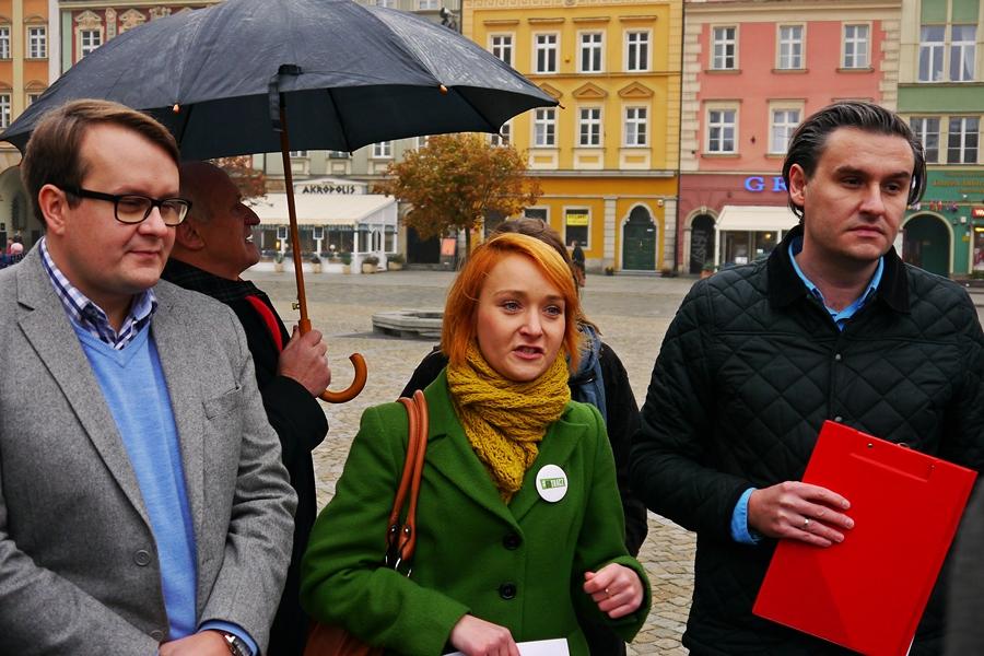 Wrocławska lewica podarła umowy śmieciowe. „Zadbamy o prawa pracowników”