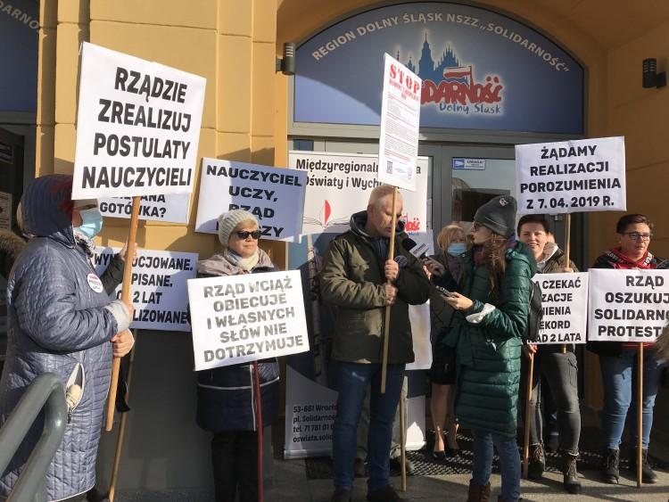 Protest we Wrocławiu. Związkowcy walczą o podwyżki w oświacie [ZDJĘCIA]