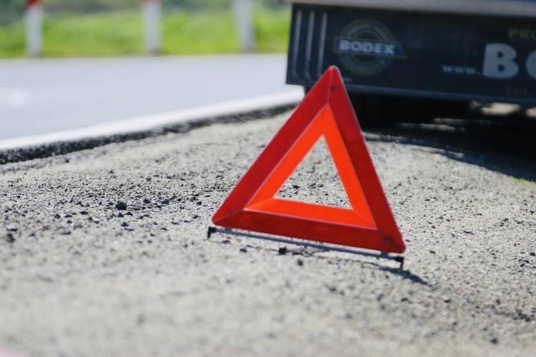 Uwaga! W ciężarówce na A4 wystrzeliła opona. Jeden pas zablokowany