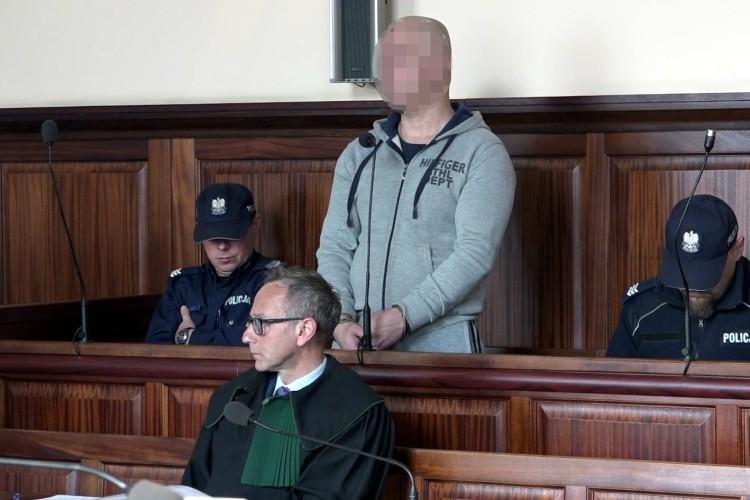 Nożownik przed sądem. Nie pamięta, czy zadał pracownicy warzywniaka 14 ciosów