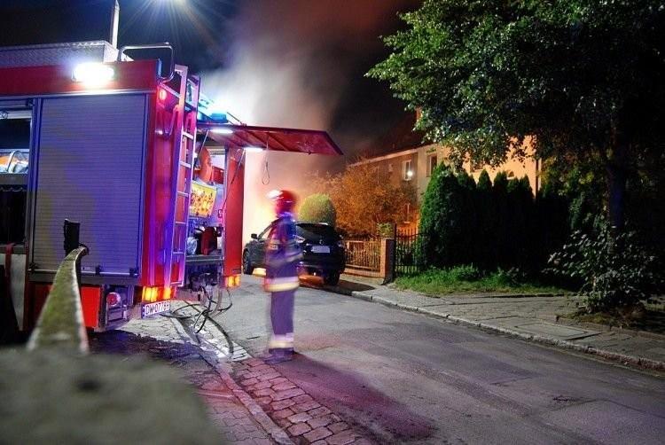 Pali się dom jednorodzinny. Strażacy szukają kolejnych osób