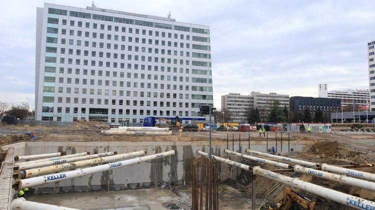 Wielka dziura zamiast stacji i parkingu pod dawnym Hotelem Wrocław