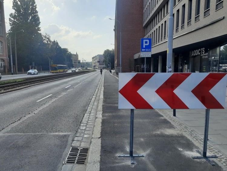 Miasto kazało wybudować drogę rowerową, ale stwierdziło, że jest niewygodna i ją zamknęło
