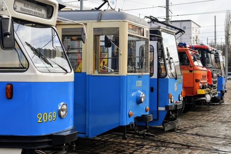 MPK oddało stary tramwaj Konstal 105Na i wycofany z użytku dźwig [ZDJĘCIA]