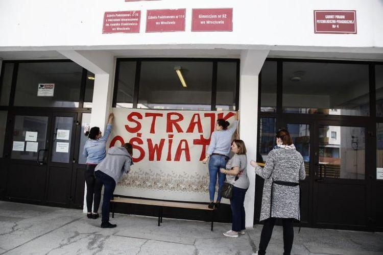 Będą wspierać strajkujących nauczycieli ciastami