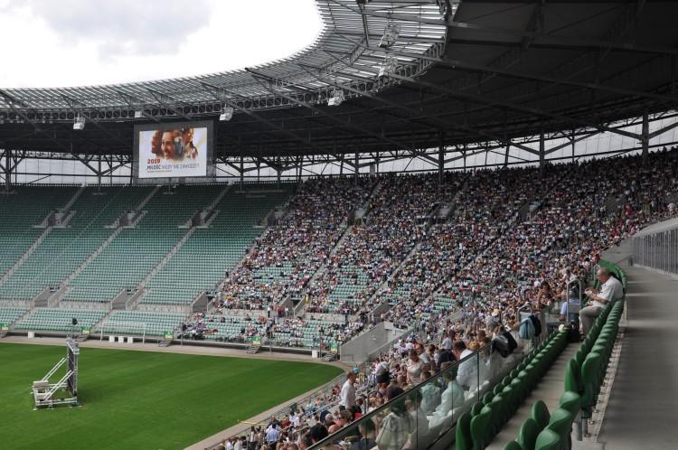 Kilkanaście tysięcy świadków Jehowy na Stadionie Wrocław [ZDJĘCIA]