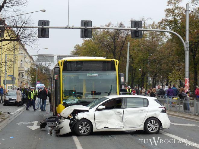 Gigantyczny karambol z udziałem 9 aut i autobusu MPK na jednej z głównych arterii Wrocławia. Są ranni