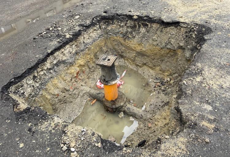 Dziura-gigant w ulicy bez żadnych zabezpieczeń. Miasto umywa ręce, gazownicy zdziwieni