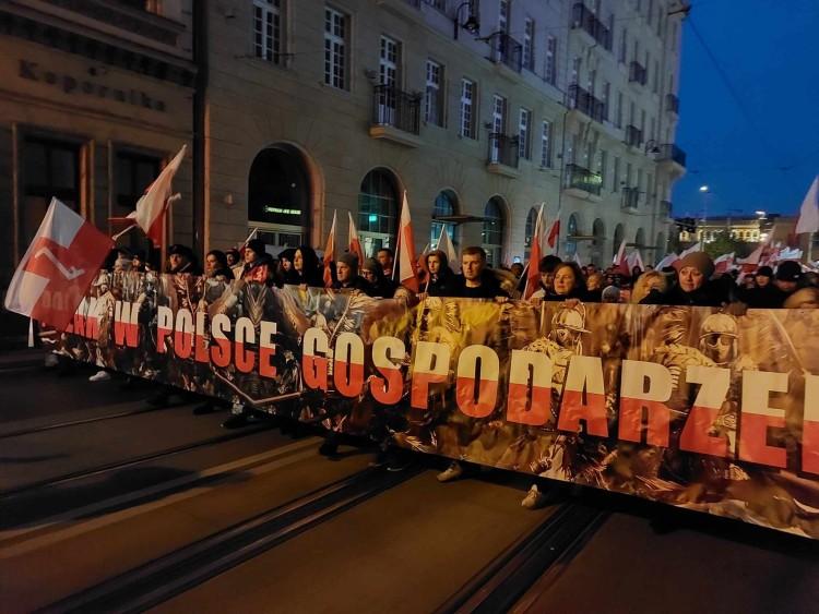 Marsz narodowców we Wrocławiu. Policja zatrzymała jednego z uczestników [ZDJĘCIA]