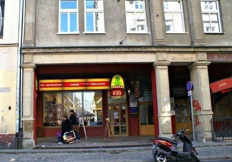 Wrocław: Napadł z nożem na Żabkę. Ukradł alkohol i gumy do żucia, groził pracownikom