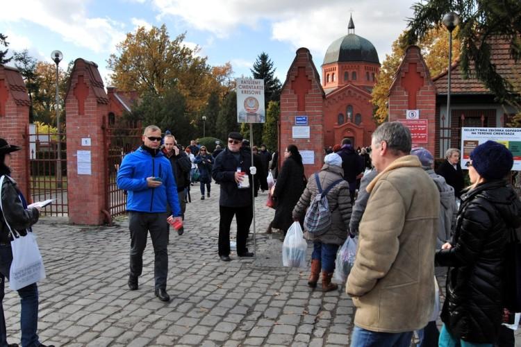 Wrocławianie odwiedzają groby swoich bliskich (ZOBACZ ZDJĘCIA)