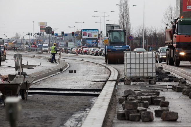 Strzegomska: mimo obietnic, pół roku po remoncie, autobusów nie przyspieszają