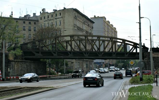 Kolejarze modernizują wiadukty w całym mieście. Jeszcze w maju wezmą się za ten na Legnickiej