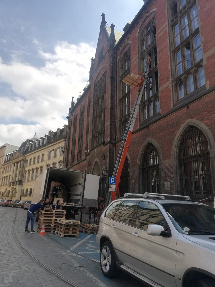 Trwa wyprowadzka dawnej biblioteki UWr. Książki transportowane są dźwigiem [ZOBACZ]