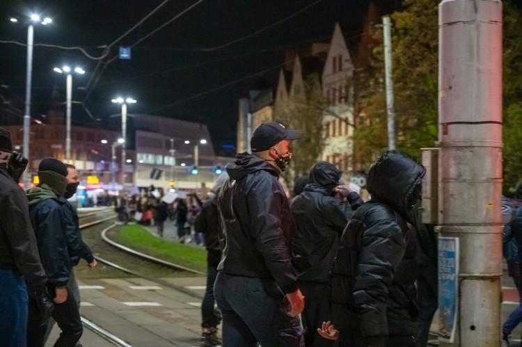 Policja po środowych protestach: były incydenty, wylegitymowano 180 osób, zabezpieczono monitoring