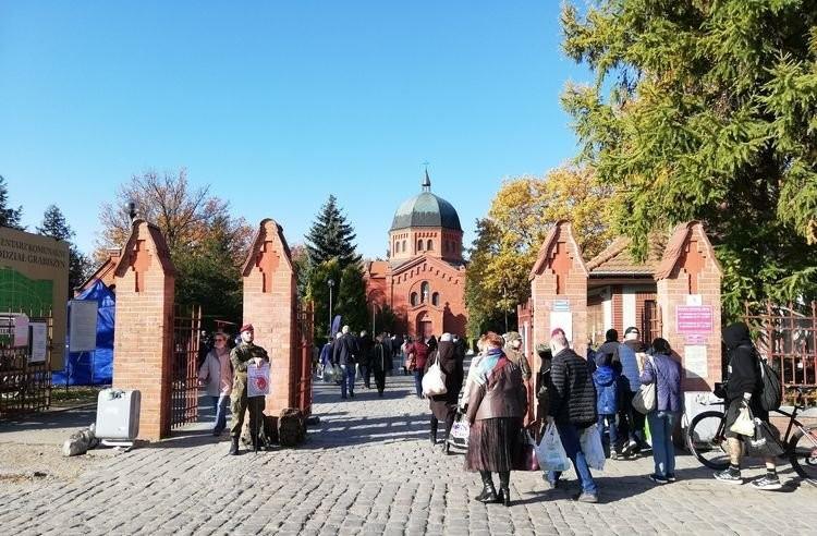 Wrocławianka uwięziona na cmentarzu. Musiała wychodzić po drabinie