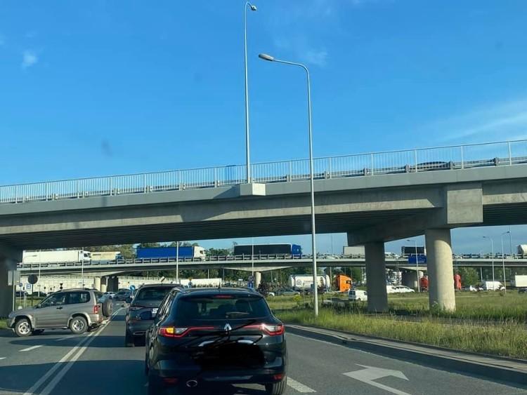 Wrocław: Śmiertelny wypadek na AOW. Kierowca ciężarówki nie żyje, droga zablokowana