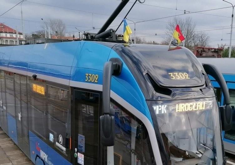 Wrocław: Z tramwajów i autobusów znikają ukraińskie flagi