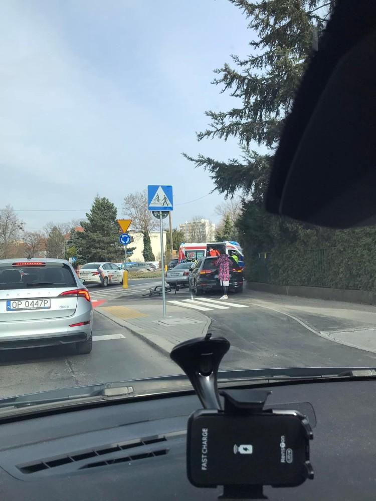 Wrocław: Audi potrąciło rowerzystkę na rondzie na ul. Racławickiej