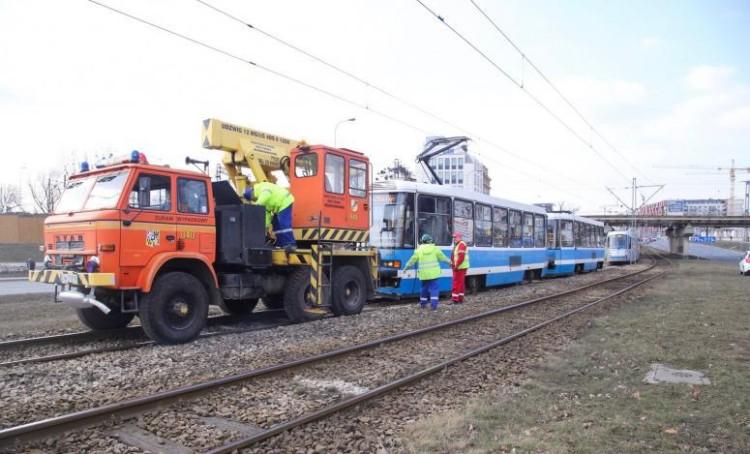 Na Lotniczej zepsuł się tramwaj. Były utrudnienia i ruch wahadłowy