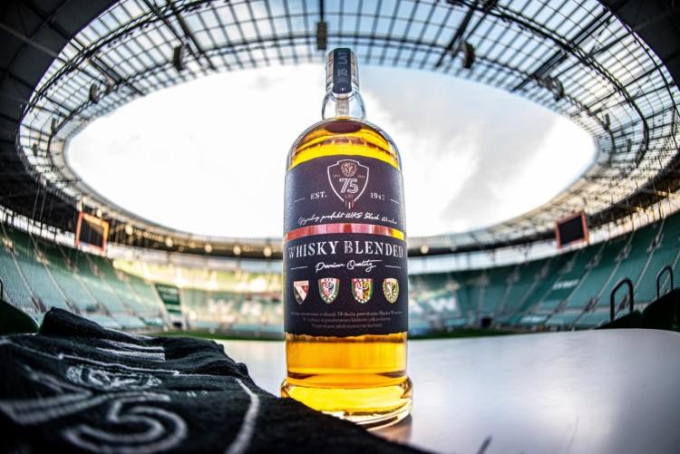 Sport i alkohol? WKS Śląsk wypuścił własną whisky i przekonuje, że nie zachęca do picia alkoholu