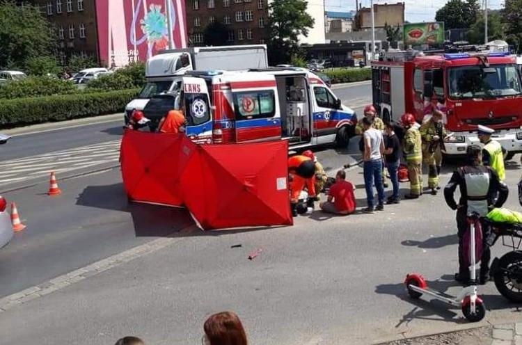 Wypadek z udziałem autobusu i skutera. Dwie osoby ranne [ZDJĘCIA]