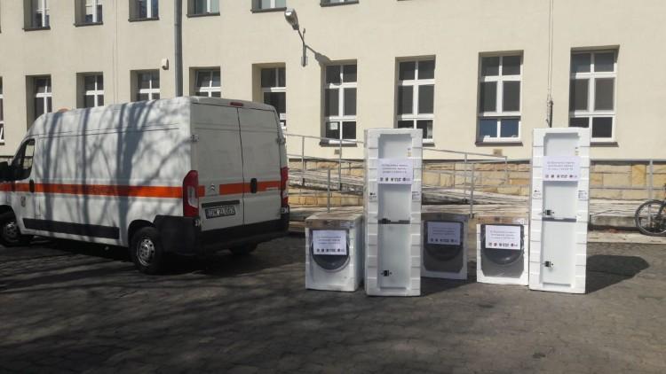 Do wrocławskich szpitali trafiły lodówki i pralki. Rozwiozło je MPK Wrocław
