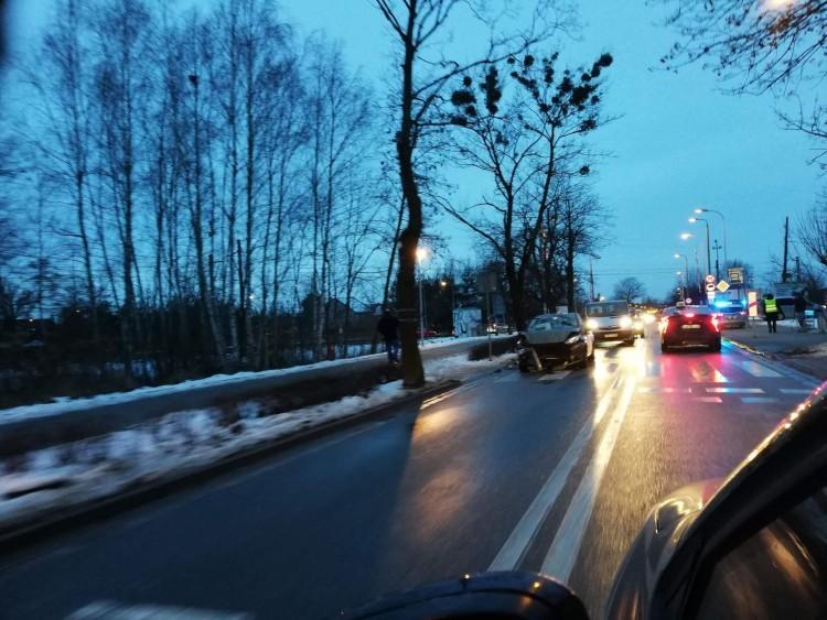 Wrocław: Wypadek na Tarnogaju. Kierowca samochodu wjechał w drzewo
