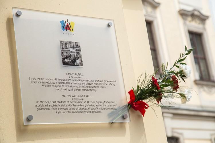 W centrum odsłonięto tablicę upamiętniającą 30. rocznicę strajków studenckich [ZDJĘCIA]