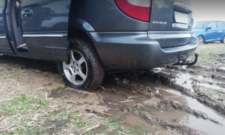 Uczestnicy Rumnageddonu nie mogą wrócić do domów. Ulewa sprawiła, że ich auta ugrzęzły