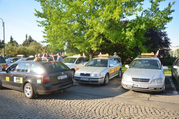 Wrocławscy taksówkarze zablokowali parking pod urzędem [ZOBACZ ZDJĘCIA]