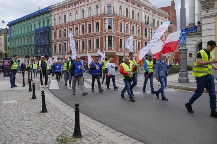 Protest w centrum Wrocławia. Górnicy wysypali węgiel pod „Domem Europy” [ZDJĘCIA]