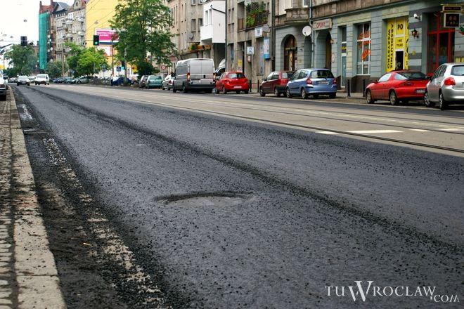Na świeżo wyremontowanej ulicy Traugutta będą wymieniać studzienki. Utrudnienia przez 10 dni